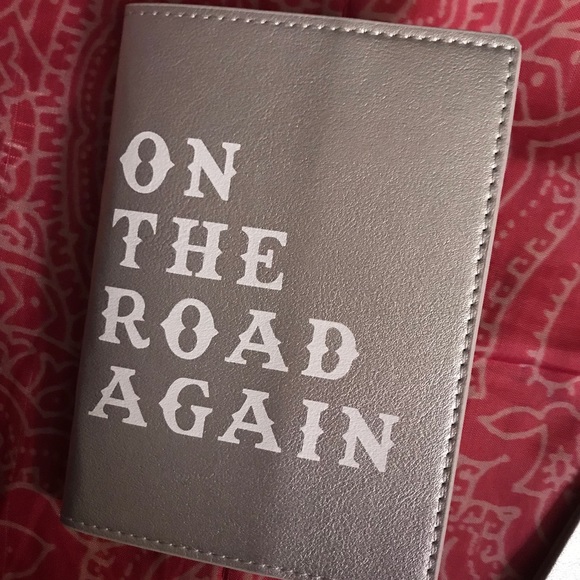 Understated Leather Travel Set - Picture 4 of 8